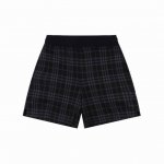 burberry巴宝莉Bbr 蓝格纹弹力混纺短裤 选用三重黄金比例棉质混纺面料制成，棉纤维具有天然亲肤、柔软、吸水性强等特点。其结构特性保留了面料的透气性，减少