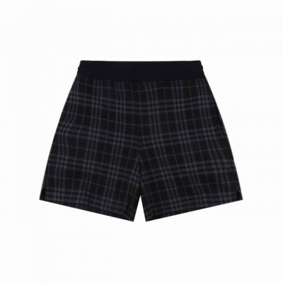 burberry巴宝莉Bbr 蓝格纹弹力混纺短裤 选用三重黄金比例棉质混纺面料制成，棉纤维具有天然亲肤、柔软、吸水性强等特点。其结构特性保留了面料的透气性，减少