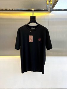 Lp家 2025春夏最新绣标男士圆领短袖T恤衫，休闲剪裁棉质运动衫，简单大方，标志性的刺绣盾牌徽标，都采用3D立体刺绣工艺，精致考究，饱满有型，强烈地凸显出品牌