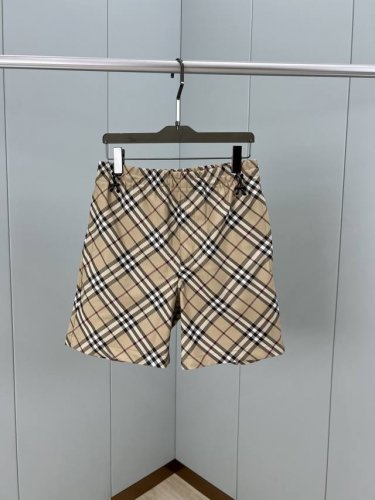 burberry 25春夏男装格纹和马术骑士徽标刺绣贴花短裤，弹性抽绳裤腰、左右侧设有拉链口袋，背后按扣式翻盖后袋、后侧口袋饰有马术骑士徽标贴花；三个配色：午夜