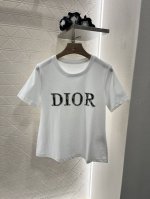 Dio*2025新品上架 刺绣上衣提花短裤套装 定制Yb斜纹全棉提花材质 常规短袖上衣 弹力舒适 透气好穿 凸显品牌格调 面料柔软带有弹力 呈现显瘦视觉效果 胸