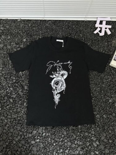 givenchy 纪梵希男女同款户外运动吸汗透气纯色时尚简约百搭缠绕蟒蛇印花图案宽松休闲套头圆领短袖T恤 还在为每天穿什么而烦恼？纪梵希这款短袖T恤，堪称潮流百