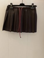 miumi*泰风校服靛蓝少女短款压褶半裙！进口天丝精纺西装面料质感轻盈舒适！复古学院风文艺少女必入单品！定位刺绣字母L Pogo低调奢华，原版定制撞色皮扣织带，