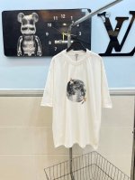 款号137 25Ss罗意威月球兔子刺绣月球印花300克重工短袖 这款T恤采用客供进口28支双纱300克定染定色全棉材质制成，面料手感细腻柔软富有弹性，极致舒爽透