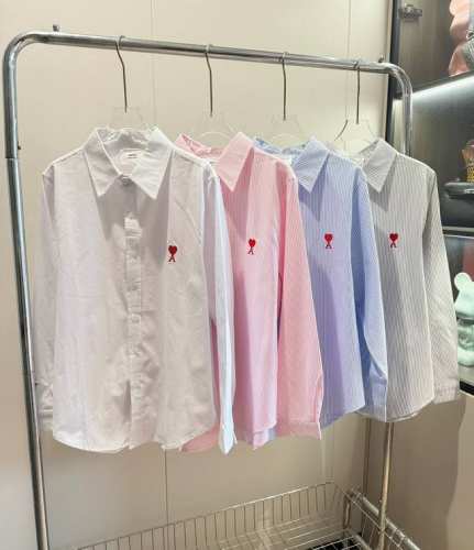 品名：Am* 经典红色刺绣爱心条纹衬衫 尺码：M.L 颜色：白色 灰条纹 粉条纹 蓝条纹 Am*的衬衫自带学生感，减龄感太绝了。上身版型休闲又利落，而且不会像工