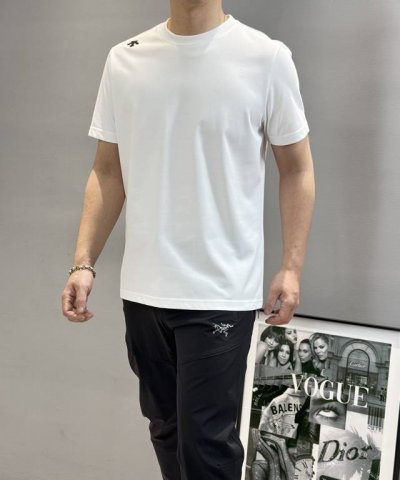 descent*迪桑-特新品.25S新款男女同款 纯色系推荐 胸口经典标识.3D烫画设计.简单高级.质感极好舒适又透气.让人过目难忘 订制优质 G高织棉面料.舒