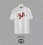 Gucci 古奇、25Ss高版本胸贴印花Logo圆领短袖T恤。面料采用定制280G支双股精棉平纹高密无尘全棉布料，Os版型宽松慵懒百搭，轻奢大气，众多明星博主试