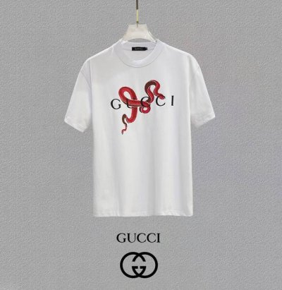 Gucci 古奇、25Ss高版本胸贴印花Logo圆领短袖T恤。面料采用定制280G支双股精棉平纹高密无尘全棉布料，Os版型宽松慵懒百搭，轻奢大气，众多明星博主试