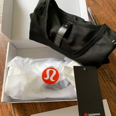 一盒 黑色 白色 专为运动而生~露出肩膀肌肉~Lululemon年夏季 越野跑步 透气排汗健身背心Lm3F33S 今天推荐给大家的这款背心 看似基础，实则面料和