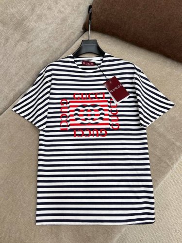 Gucc* 25Ss春夏新款 条纹字母印花圆领短袖T恤丨独家Yb开发 高版出品 定制原生全棉材质 透气舒适 质感十足 Oversized宽松T恤裁剪 凸显品牌格