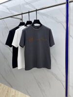l P2540春夏新品上市时尚经典圆领短袖时尚单品设计，更加时尚舒适，高标准定制，上身非常有型，胸前品牌Logo 客供辅料，客供进口高档面料质感非常细腻，细节工