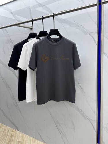 l P2540春夏新品上市时尚经典圆领短袖时尚单品设计，更加时尚舒适，高标准定制，上身非常有型，胸前品牌Logo 客供辅料，客供进口高档面料质感非常细腻，细节工