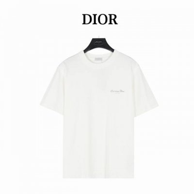 dior 迪奥 水洗磨破前后字母印花短袖 夏季渠道限定新款 简约又不失风格的复古品牌标识，夏日炸街酷毙了 情侣气质款，领口、袖口，下摆破洞。采用定制面料。添加杜
