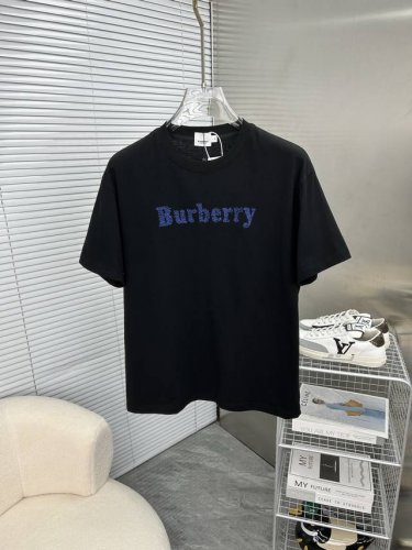 burberry巴宝莉 2025Ss春夏高品质情侣款短袖T恤，甄选高克重纯棉面料，工艺品级别，辅料顶真，车线做工符合精品要求，超级好搭配，落肩款，品质及剪裁设计