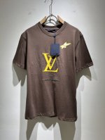 louisvuitt*路易*登 2025春夏全新系列单品上线，非常时髦前卫的一款男女同款短袖T恤，标识Logo图案压胶修饰！区别于以往的不同，宣示品牌传承多年的