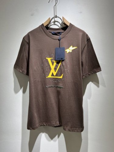 louisvuitt*路易*登 2025春夏全新系列单品上线，非常时髦前卫的一款男女同款短袖T恤，标识Logo图案压胶修饰！区别于以往的不同，宣示品牌传承多年的