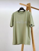 Stone Island 石头岛 2025Ss春夏新品 极简但锁边很有细节 .轻洗水更舒服贴身。前后印花短袖T恤。定制32支双股精梳棉面料，非常自然的上身服帖度