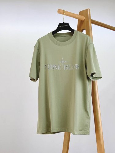 Stone Island 石头岛 2025Ss春夏新品 极简但锁边很有细节 .轻洗水更舒服贴身。前后印花短袖T恤。定制32支双股精梳棉面料，非常自然的上身服帖度