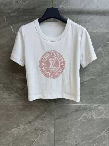 高版本出货啦 L家徽标印花短T恤 2025航海系列 圆领领口设计 经典Logo徽标印花 配色时髦减龄 进口纯棉面料 轻薄舒适亲肤 短款版型 上身显瘦又百搭 商标
