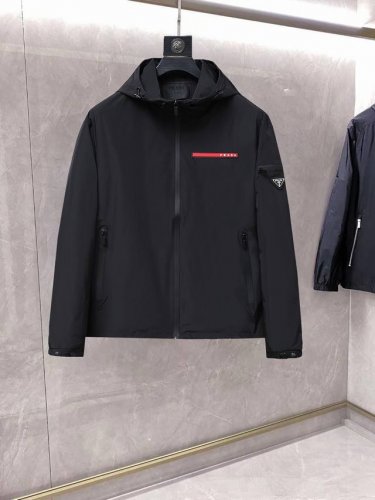 P380 *Prada 普拉达超值超爆2025最新春款夹克 外套代购级专柜原单简约时尚从容百搭大气优雅高科技记忆聚酯面料不易起皱快速复原奢华如新防风防水速干五金
