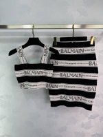 巴尔Balmai*字母条纹挂脖套装，包含吊带上衣和半裙，经典时尚。完美适合各种身材。1色3码Sml。T226B