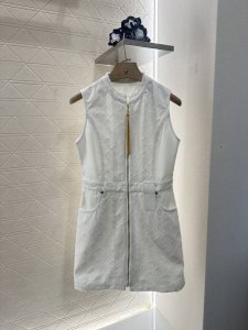 louis Vuitto*2025新品上架 提花拉链背心裙 定制Yb斜纹提花全棉材质 穿搭舒适 透气细腻 背心裙剪裁 通体满铺四叶草字母徽标图案 立体提花肌理彰