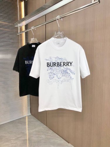 Bur 巴宝莉 2025春夏新款 圆领短袖 战马双线绣字母立体绣花工艺 采用高克重320克双纱精梳棉面料 微宽松版型 面料手感柔软厚实 男女同款 码数：Smlx
