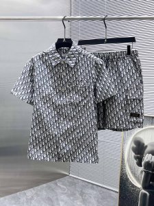 迪奥 Dior 2025Ss春夏新款 休闲 短袖 短裤裤 套装 高端版本 专柜定制面料 透气舒适度高 细节无可挑剔 品牌元素设计理念 体现高品质 手感细腻柔软