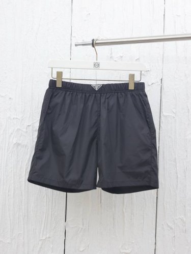 prada* 普拉达25春夏新款腰头三角标尼龙沙滩短裤 这款短裤采用优质面料，手感柔软舒适，透气性良好，适合各种场合穿着。 松紧腰设计:松紧腰头设计，穿脱方便，