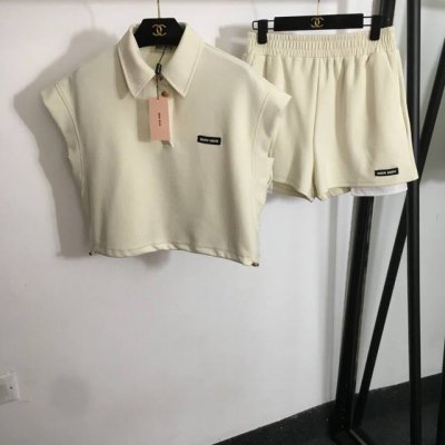 款号20252874 Miumi*新款套装，领标Logo字母Polo领坎肩背心上衣+休闲短裤，杏色，藏蓝色，Sml， M码；胸围104，长47；腰围70弹力，长
