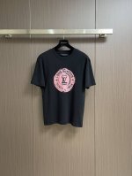 lv 2025Fw 立体植绒印花短袖T恤 本款T恤以柔软透气的棉质针织裁出休闲廓形 胸前印章点缀多样路易威登经典元素 涵盖品牌创始年份 歌颂品牌的旅行与制箱传承