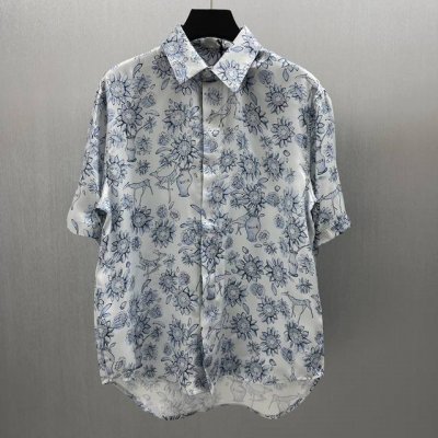 Cd 小鹿花丛蚕丝短衬衫 Size : S-Xl 这款村衫来自 Dior And Hylton Nel 联名系列，展现了对艺术家作品的诠释。采用淡蓝色桑蚕丝提花