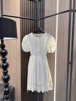 n212025新版，夏日轻盈首选 N21天丝泡泡袖连衣裙 柔美与舒适并存 100%天丝面料，亲肤透气不闷热 经典泡泡袖设计，藏肉显瘦一级棒 前排包扣点缀，细节处