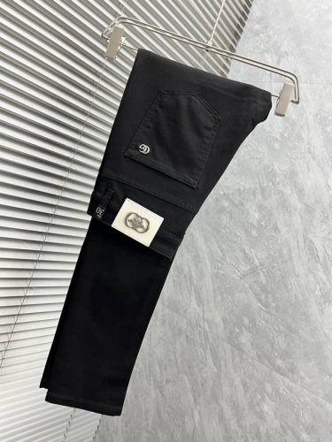g家 春夏男士休闲牛仔裤....... 客供牛仔面料打造 质地柔软又不失筋骨，手感干爽有韧性 裤身配以品牌经典徽标，灵魂般的点缀 各项指标皆为上品，自然带来极佳