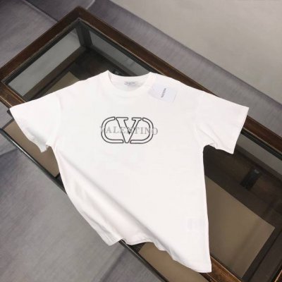 Valentino 华伦天奴 25Ss专柜同款圆领短袖T恤～标志性品牌字母Logo刺绣点缀～定制棉质面料～ 厚板立体！衣服偏厚使整体高透气和柔软性的质感更加凸显