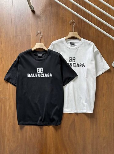 高品质 货号2566Balenciaga 巴黎世家马赛克模糊字母 宽松版型 男款短袖恤 全棉洗水面料 230克 料 柔软舒适！品质超好！基础款主要就是品质货！非