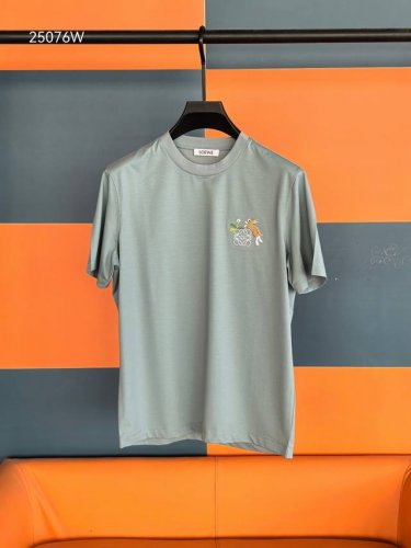 p210 2025春夏系列新品 loew 罗意威 新款T恤，小兔刺绣Logo，洗水工艺，高级感十足，丝光双面棉质面料，舒适透气，洗水不变形不缩水。经典简约时尚，