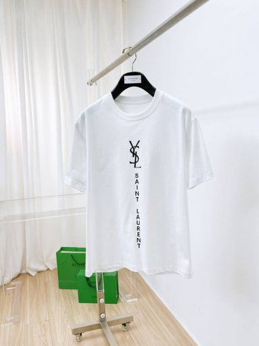 圣罗兰 三标齐全。 2025夏季新款最新品短袖T恤，专柜同步有售，原单狠货，时尚进口原版科技面料，上身舒适透气，原版定制五金辅料，上身帅气有型，三标齐全，推荐款