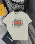 古驰 Gucci方块锁扣G字母印花圆领短袖T恤 款号：834 原版面料官方同款短袖T恤 定制280 克同缸染面料手感非常舒服 春夏最新砖柜同步时尚又个性超级百搭
