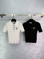 prad*2025新品上架 修身翻领针织短袖 定制Yb羊毛针织材质 细腻柔软 弹力十足 精致翻领短袖版型 半开襟领设计 通体双重竖坑条分布 细节满分 基础黑白款