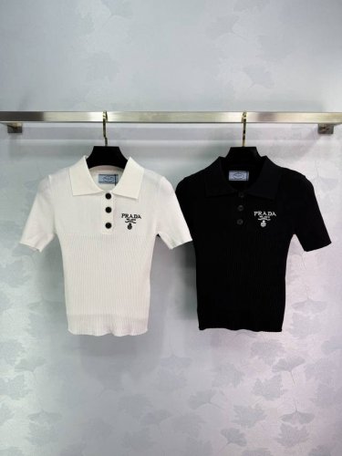 prad*2025新品上架 修身翻领针织短袖 定制Yb羊毛针织材质 细腻柔软 弹力十足 精致翻领短袖版型 半开襟领设计 通体双重竖坑条分布 细节满分 基础黑白款