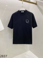 迪奥刺绣休闲圆领短袖T恤 购入原版开模打造，全套定制辅料，细节决定成败。 面料: 采用280克双纱定制定染原版纯棉 辅料: 原版吊牌辅料+白线吊领 男女同款均可