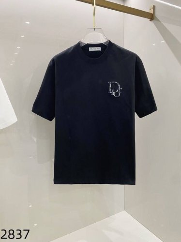 迪奥刺绣休闲圆领短袖T恤 购入原版开模打造，全套定制辅料，细节决定成败。 面料: 采用280克双纱定制定染原版纯棉 辅料: 原版吊牌辅料+白线吊领 男女同款均可
