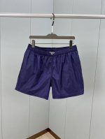 prada.普拉达 25夏季新品男士珐琅金属三角形徽标尼龙泳裤短裤，这款短裤腰头处饰以标志性的涂珐琅三角形金属徽标，再生尼龙短裤配有弹力束绳腰头、轻松穿搭便能诠