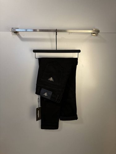 Armani 阿玛尼 男士丹宁牛仔裤，官宣画册海报穿搭款！ 客供高级进口的丹宁原色面料，特选日本冈山纯正13Oz 盎司牛仔布料，重磅环保植物酵素水洗工艺，肌理有
