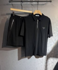 prada 普拉达高端定制套装 节约时间免去搭配烦恼2025春夏新款首发专柜最新款短袖短裤休闲套装 高端订制 设计前卫时尚 品牌Logoi5重工艺设计 高端定制