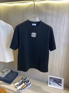 Chanel香奈儿 2025Ss春夏高品质情侣短袖T恤 高克重纯棉T恤 工艺品级别 重工工艺 尊享好货 车线做工符合精品要求 超级好搭配 品质及剪裁设计都堪称一