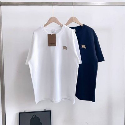 burberry 巴宝莉经典款金色小战马刺绣Logo休闲圆领短袖T恤 颜色：黑色 白色 -尺码: M～2Xl 购入原版开模打造，细节决定成败。 博柏利 Burb
