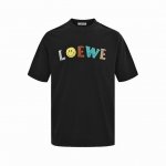 loewe 罗意威 24Ss 毛巾绣字母短袖 原版购入开发，面料采用80S精梳棉，260克重 螺纹：32S精梳纱，1乘1螺纹工艺：上身质感拉满 Logo处采用特