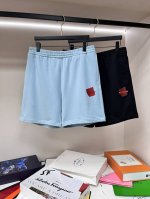 主推 Balenciga 25Ss新款2色红胶带字母短裤巴黎世家面料采用毛圈纯棉制作而成 叠层印花工艺 手感非常舒服 两侧开一字袋 松紧腰头 时尚又个性 超级百